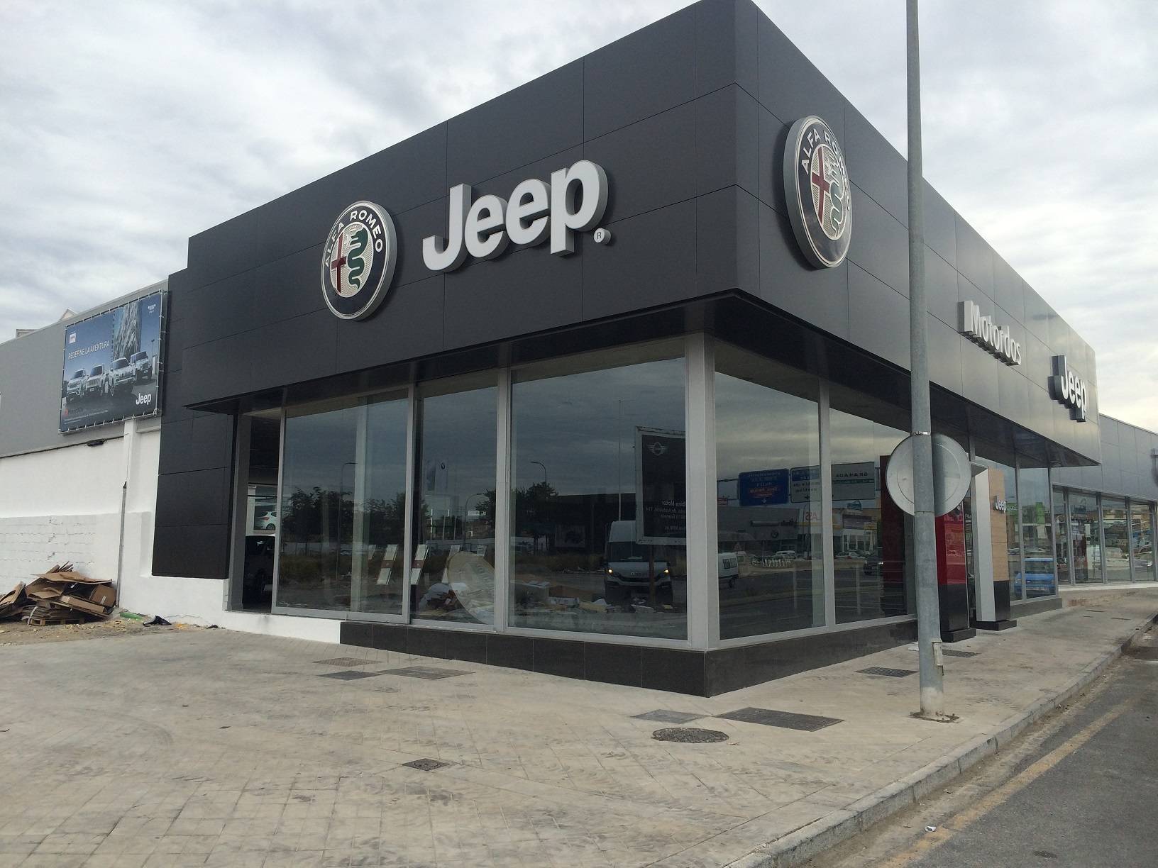 Megaplas comienza a implementar la nueva imagen Alfa-Jeep