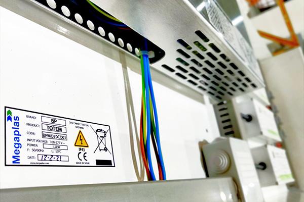 Tutti i prodotti Megaplas sono conformi alla marcatura CE per le installazioni elettriche LED per insegne luminose