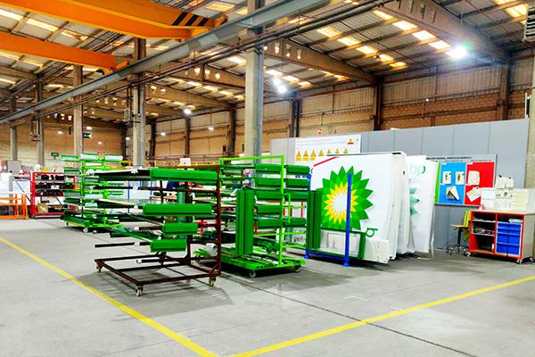 Megaplas speeds up its deadlines and optimizes the quality of its products, developing an industrial process for each product